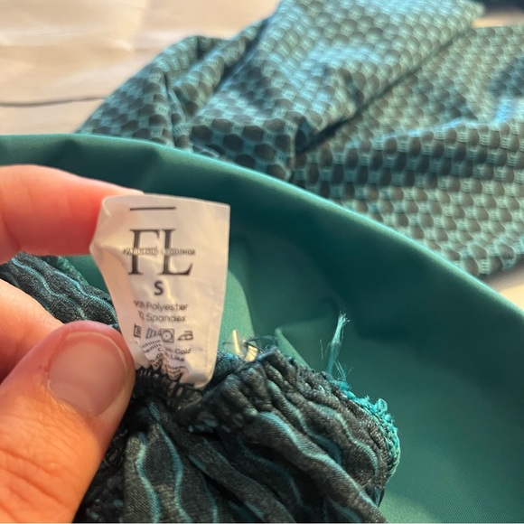 Green Patterned Leggings with Ruching on Backside, Fabulous Leggings Size Small - Picture 5 of 5